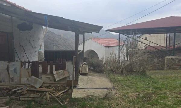 Il team KFOR esamina gli zoo trovati ieri a Bansjka, assicura area per nuove ricerche