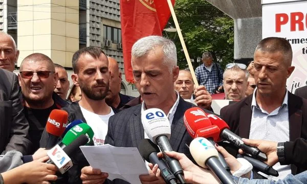 Klinaku: Kur qeveria bën thirrje të mos dilni në protesta, dilni sa më shumë