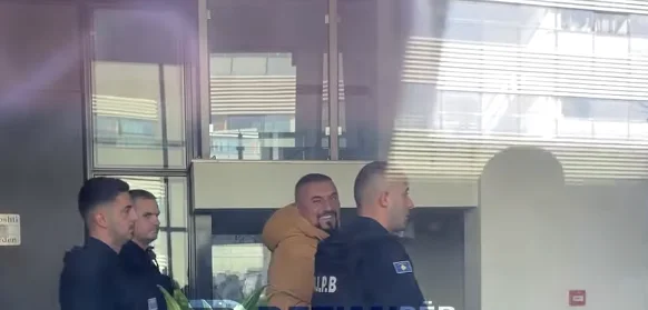 “Cobra” kommt lächelnd am Tribunal an, die erste Sitzung wird erwartet, in dem Fall, in dem es beschuldigt wird, junge Kukes zu töten