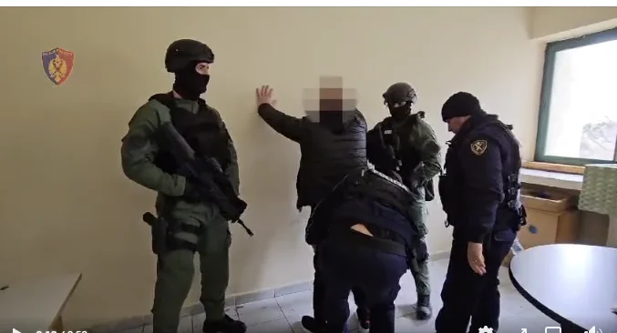 Le patron bosniaque du Kosovo arrêté à Ferizaj (Vidéo) est évacué d'Albanie