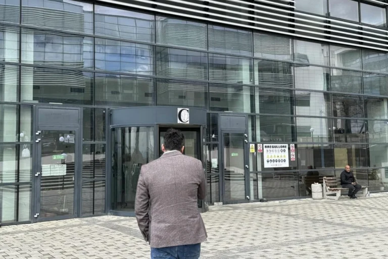 Liberté Mehmetaj se rend au Procureur après avoir été inculpé par une personne avec D. M.