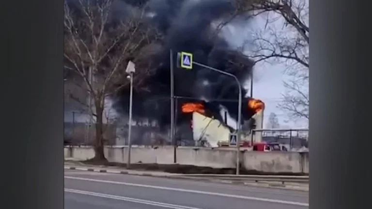 Ukrainische Drons traf Treibstofftanks und russische Metallfabrik