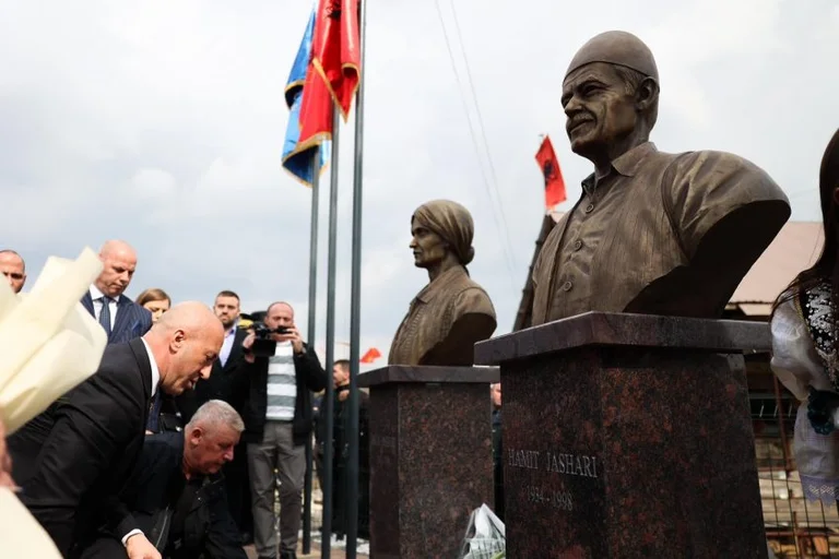 Haradinaj en découvrant les bustes des héros Sala et Hamit Jashar : Ils étaient devenus des symboles d'endurance