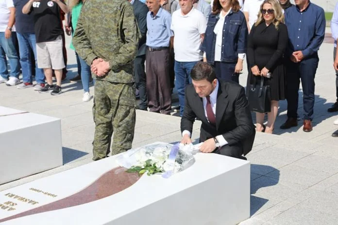 Krasniqi rende omaggio a Prekaz: Kosovo Freedom Roots Here