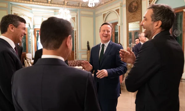 Cameron en résumé de son travail de 113 jours mentionne même le Kosovo