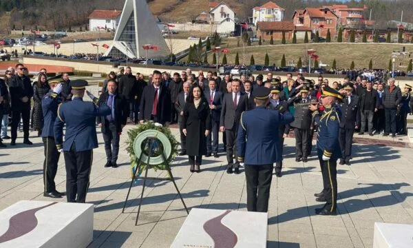 I leader statali oggi rendono omaggio a Prekaz
