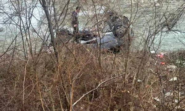 Tragekraft in Prizren: Auto fällt 10 Meter, Mann verliert sein Leben