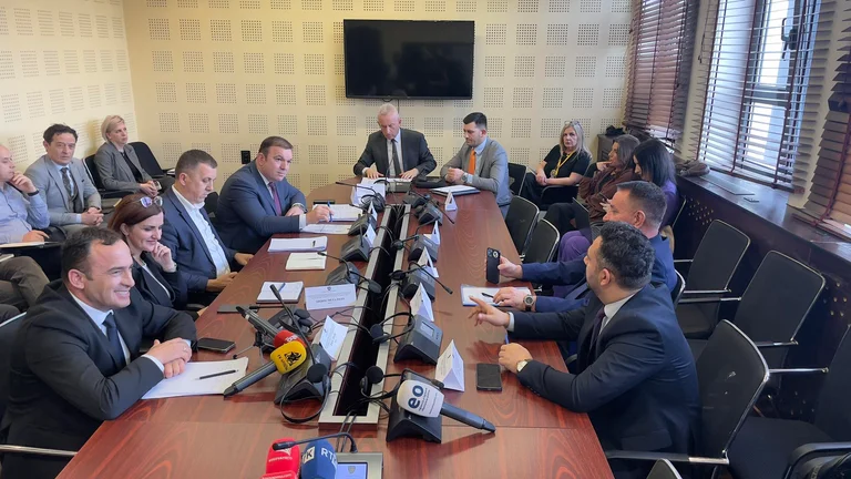 Confrontation sur la Commission de l'Indépendance, VV publie la réunion