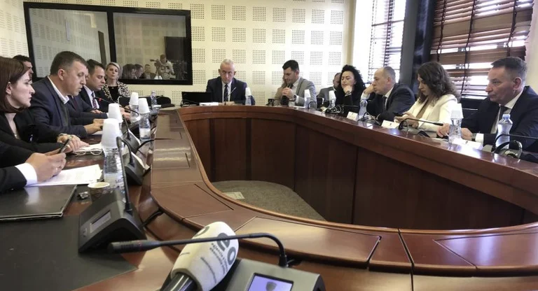 Confrontation sur la Commission d'enquête, VV publie la réunion