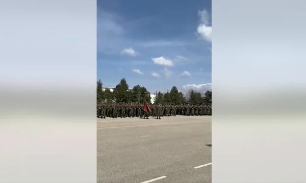 L'esercito della Repubblica del Kosovo geme con questo video: Sings “