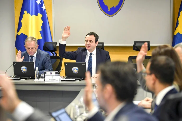 Anëtarët e kabinetit të Kurtit përplasen në mbledhjen e Qeverisë