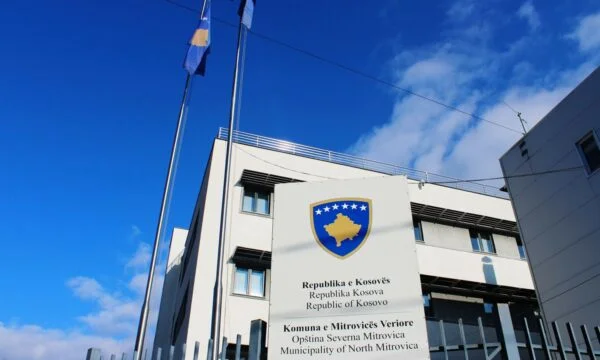 Entscheidung von North Mitrovica Gemeinde: 300 Euro für Kinder geboren 2024 und 500 Euro für junge Paare