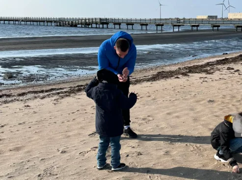 Liridona Ademiys Bruder nach dem Treffen mit seinen Enkeln: Sie sagten mir, wenn Sie nach Kosovo kommen und Blumen in das Grab der Mutter senden könnten?