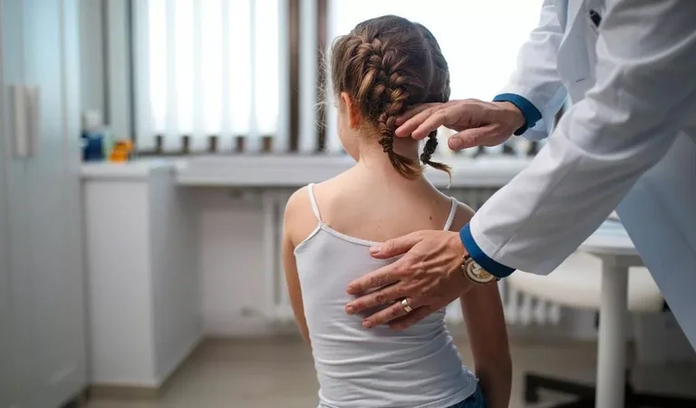 Se ci sono Scoliosi, vedere i segni nel vostro bambino