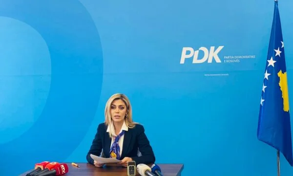Besnik Mujejci, Nagip Krasniqi, Ridvan Muharremi, Faruk Mujka, Hasan Krasniqi- PDK) mentionne le gouvernement Kurti arrêté
