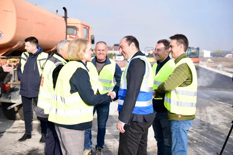Minister Aliu gibt neue Details zu Pristina-Mitrovica Straßenbau
