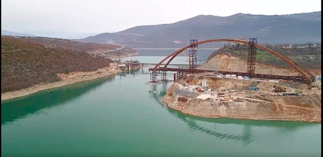 Il nuovo ponte di Kukes al completamento, Edi Rama distribuisce immagini