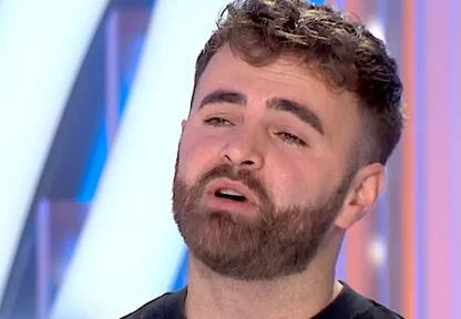 Le jeune Kosovo envahit la scène américaine Idol avec la chanson"Oy Kosovo, ma mère