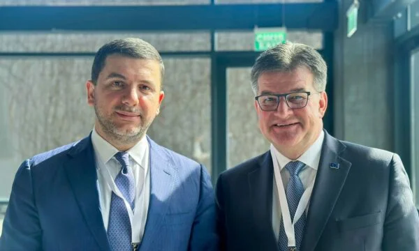 Krasniqi rencontre Lajcak, l'engage à lever les mesures contre le Kosovo