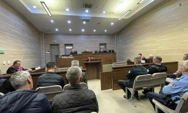 “Una visione pesante dell'udienza della corte, una donna esplode agli assassini di suo figlio e di suo marito