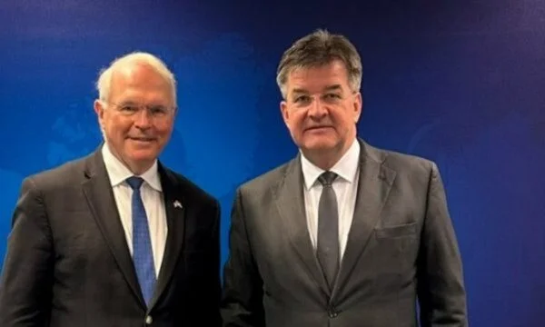 Hill dit que les États-Unis soutiennent Lajcak même si certains “plaignent contre lui”