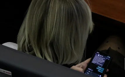 Le mystérieux chef de VV Dejona Mihali donne des instructions à Adriana Matosh sur la façon d'attaquer le directeur Periscope