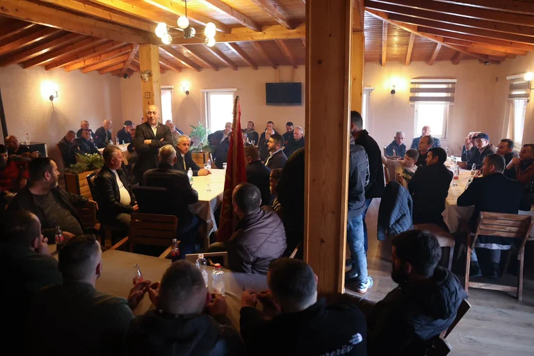 Haradinaj: AAK-Unterstützung ist massiv, Kurti-Regierung zieht Kosovo weg von seinen Verbündeten