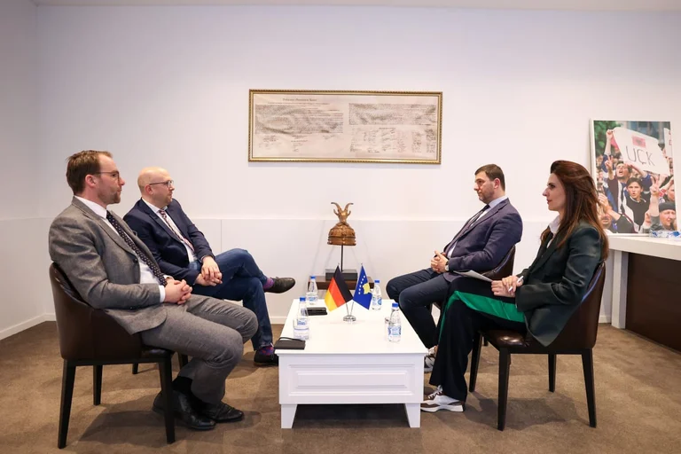 Krasniqi rencontre Sarrazin : Au-delà de la responsabilité du gouvernement, nous avons demandé la levée des sanctions
