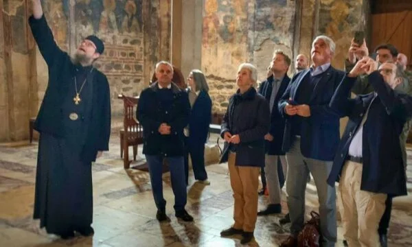 Deutsche Abgeordneten im Kosovo, Botschafter Rohde nimmt sie in das Kloster Decani