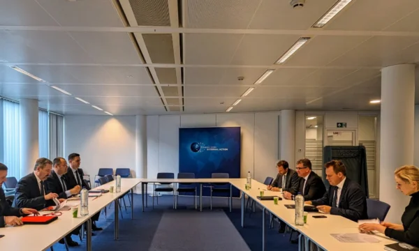 Lajcak warnt Dinari, die ernste Frage des Kosovo-Dialogs wird