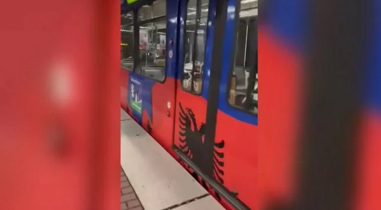Metro in Düsseldorf dornt mit der nationalen roten und schwarzen Flagge Albaniens zu seiner Ehre