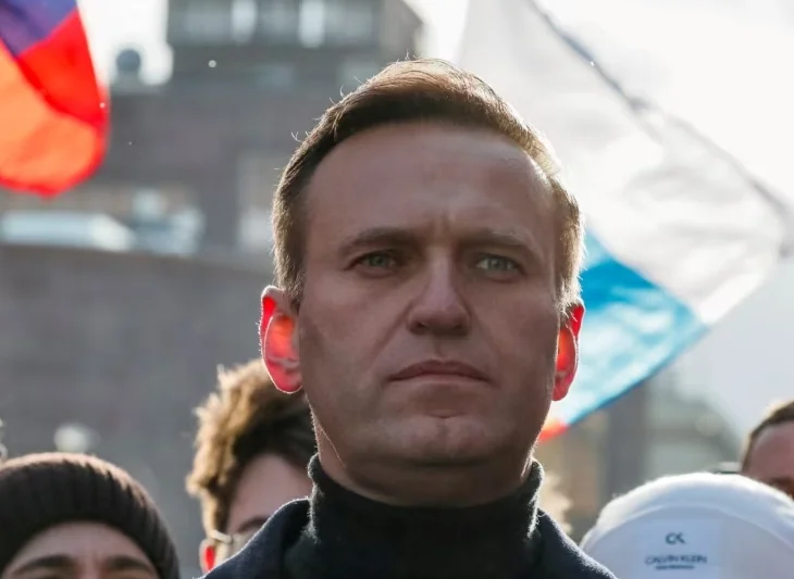 Der Assistent sagt, dass Navalny während der Verhandlungen über seinen Austausch getötet wurde