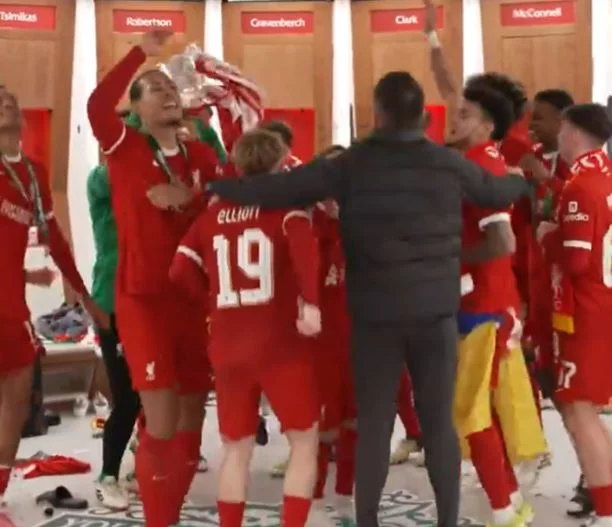 Liverpool feiert Sieg mit I Love Lipna (VIDEO)