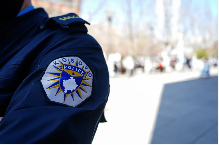 Një serbi në Leposaviq i gjenden pajisje zyrtare të Policisë së Kosovës