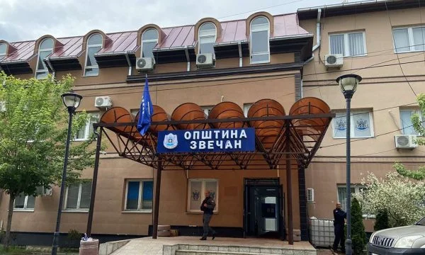 KFOR verlässt das Zvecan Gemeindegebäude: Die Situation hat sich stabilisiert