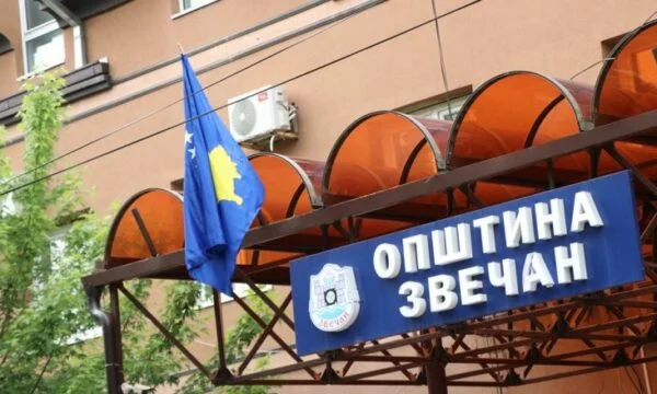 Kosovo Flagge brennen in Zvecan