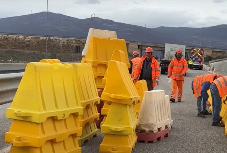 Blocking der Nation's Road. Arbeiten werden an einer Brückenverschiebung durchgeführt.