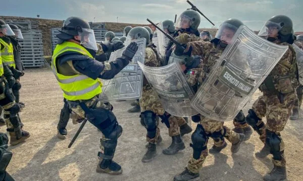Italienische KFOR Soldaten trainieren, um Crowds zu begegnen