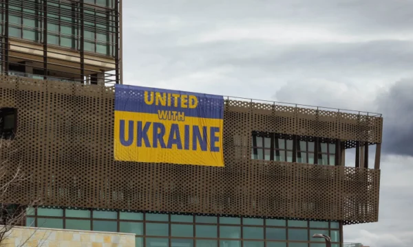 Ukrainische Flagge bei der US-Botschaft in Pristina, Havenier: Wir können und werden Russlands Aggression nicht akzeptieren