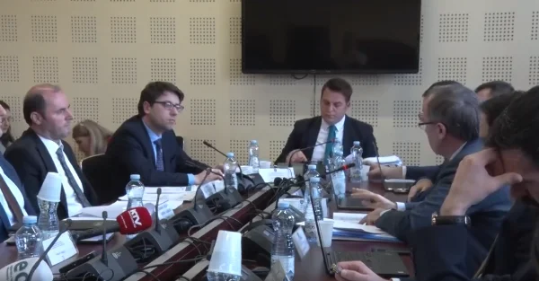 E poi c'e' un uomo che e' il”, il “e' uno skee di cuccioli, lo schianto tra Hoti e Murat nella Commissione.