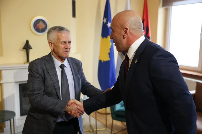 Le professeur universitaire Nagip Skyer vit à AAK