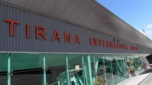 Aéroport de Tirana conduit les passagers à travers la région