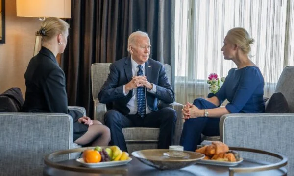 Biden rencontre la femme et la fille de Navally : Son courage sera hérité de ceux qui luttent pour la démocratie en Russie