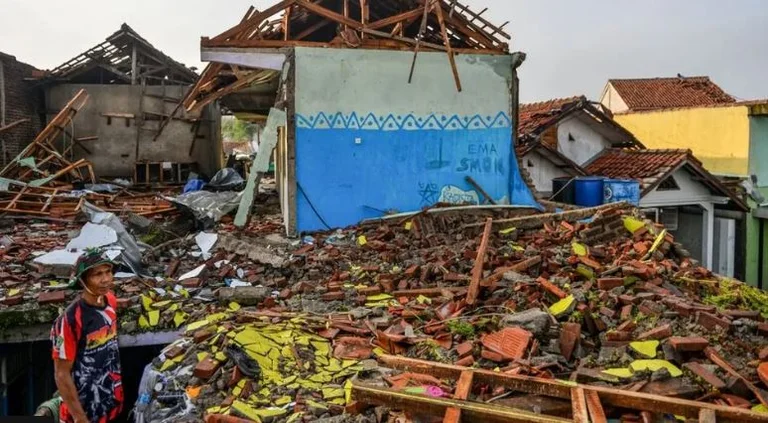 Venti forti in Indonesia, 33 persone fanno male