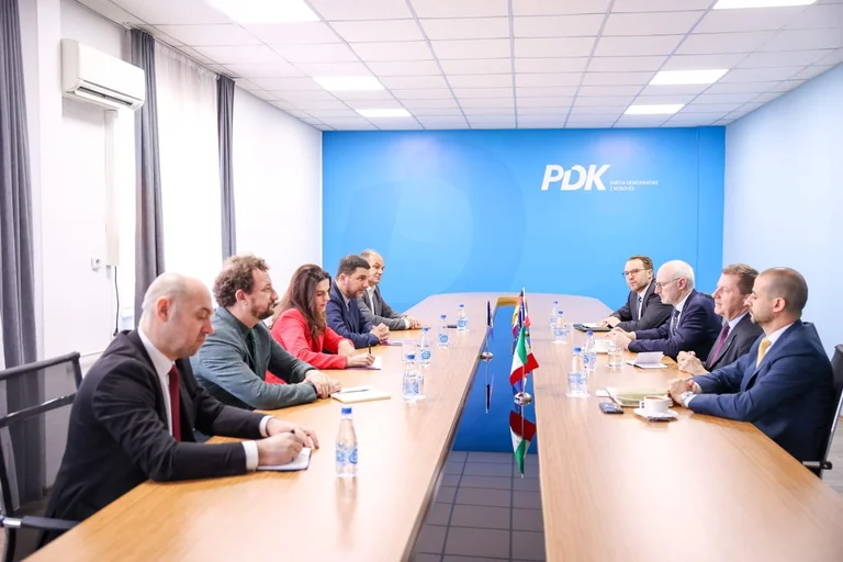 Memli Krasniqi trifft westliche Diplomaten, fordert die Entfernung von EU-Maßnahmen