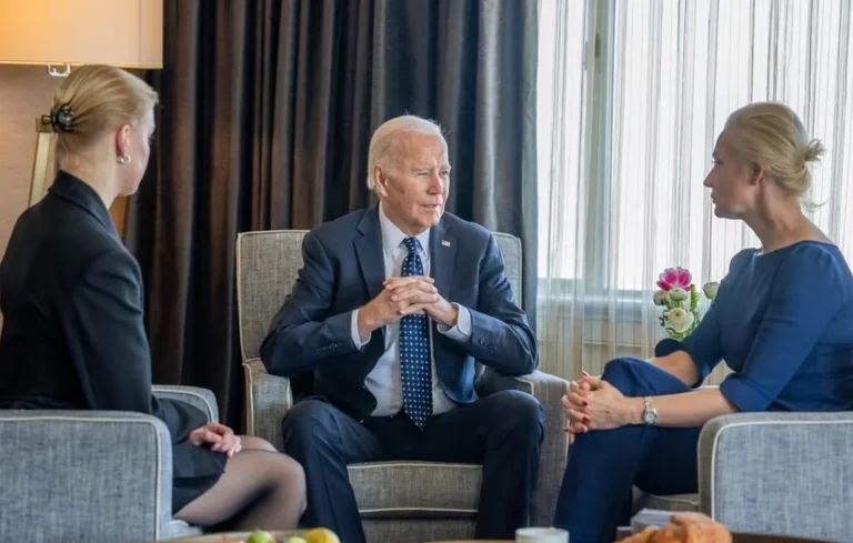 Biden trifft sich mit der Frau und Tochter von Navajo
