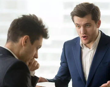 The boss gets nervous with the worker after saying “ft” instead of “po”