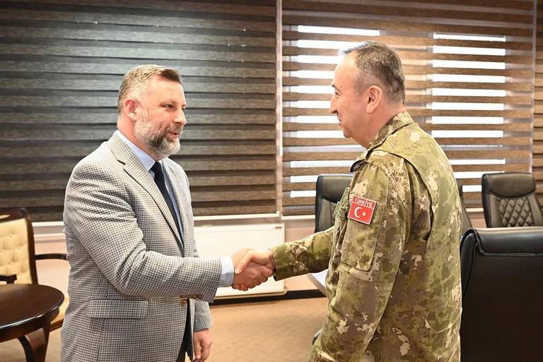 KFOR Commander trifft mit Sterpce Chairman, Talks über die Sicherheitslage