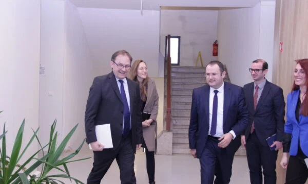 Il caso del dinaro: l'ambasciatore austriaco si dirige a BEC, incontra il governatore, dettagli rivelati dall'incontro