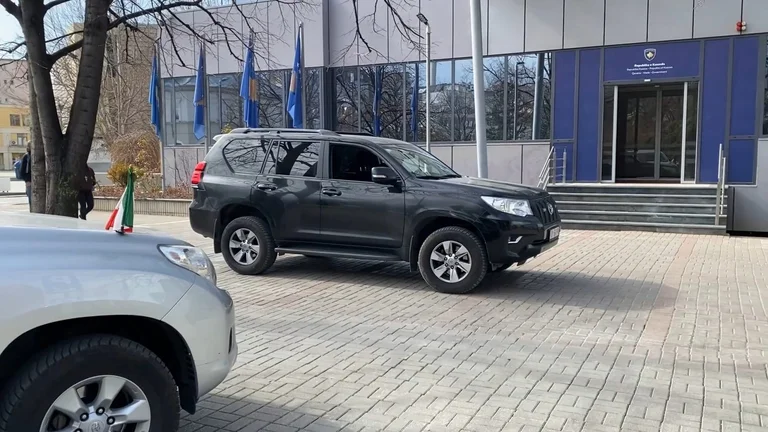 Pressione aggiunta: Germania, Francia, Italia ambasciatore presso l'ufficio Kurti